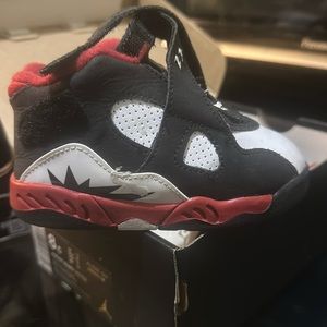 Jordan sneaked for toddlers blk,white & red.